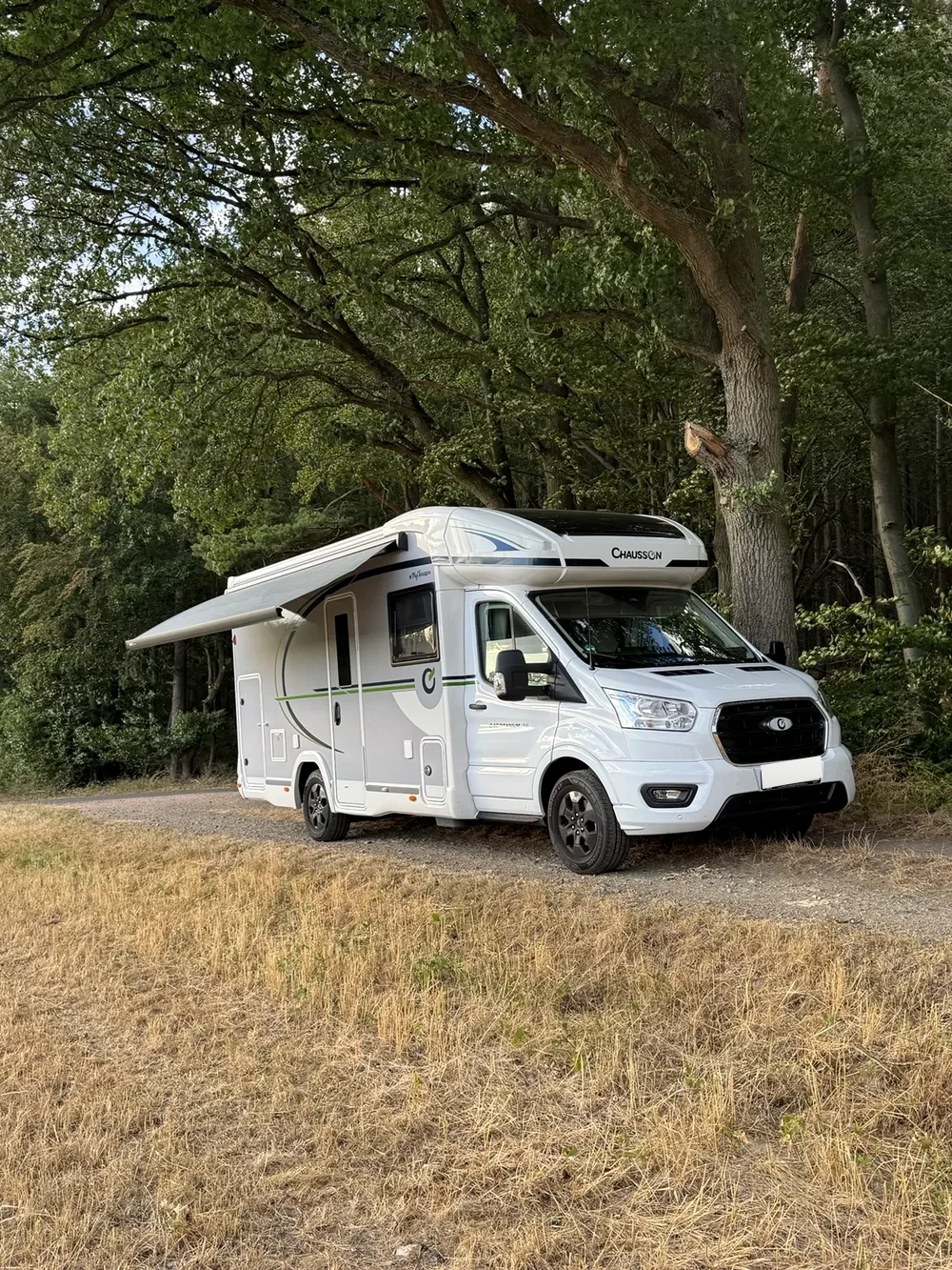 Ford Chausson 640 mit ausgefahrener Markise