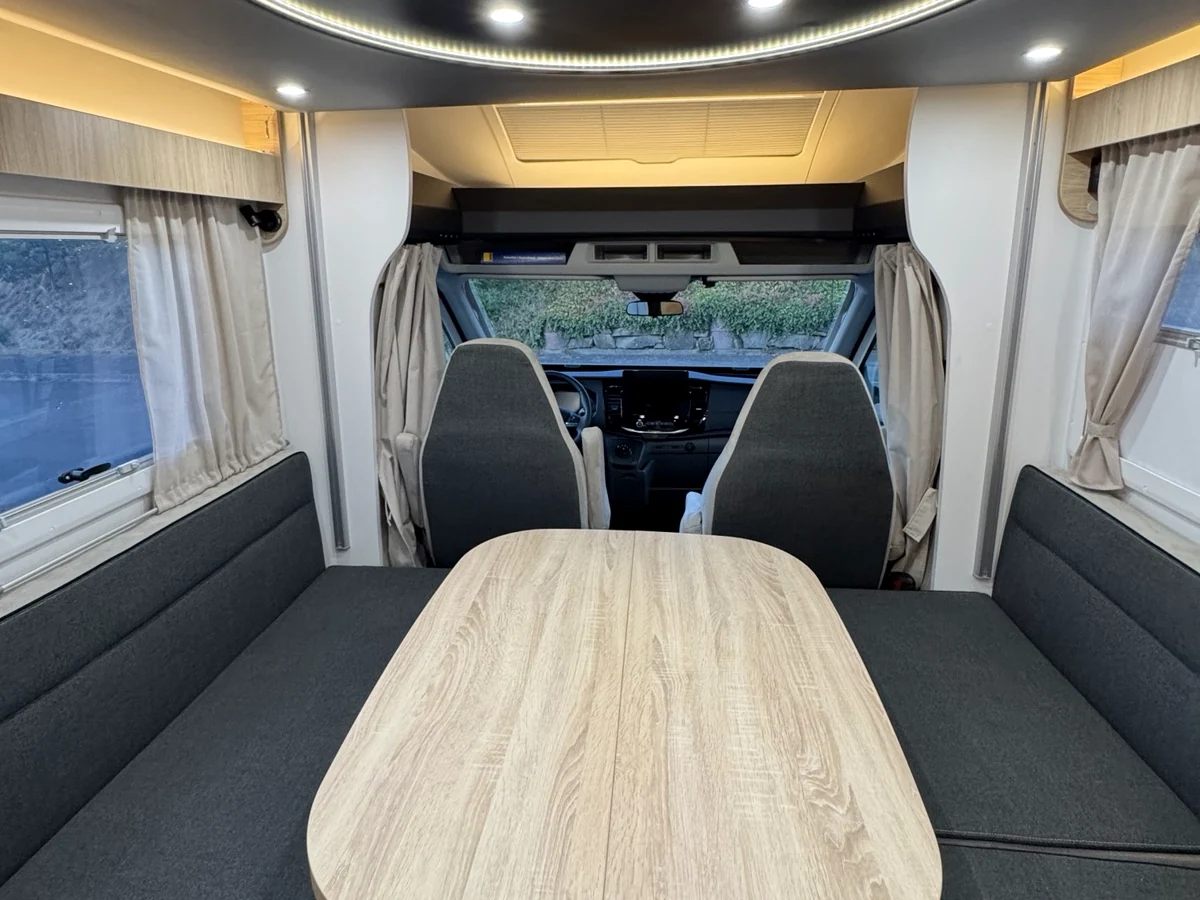 Sitzgruppe und Fahrerhaus im Ford Chausson 640