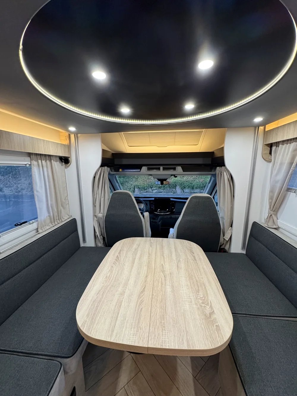 Große Sitzgruppe im Ford Chausson 640