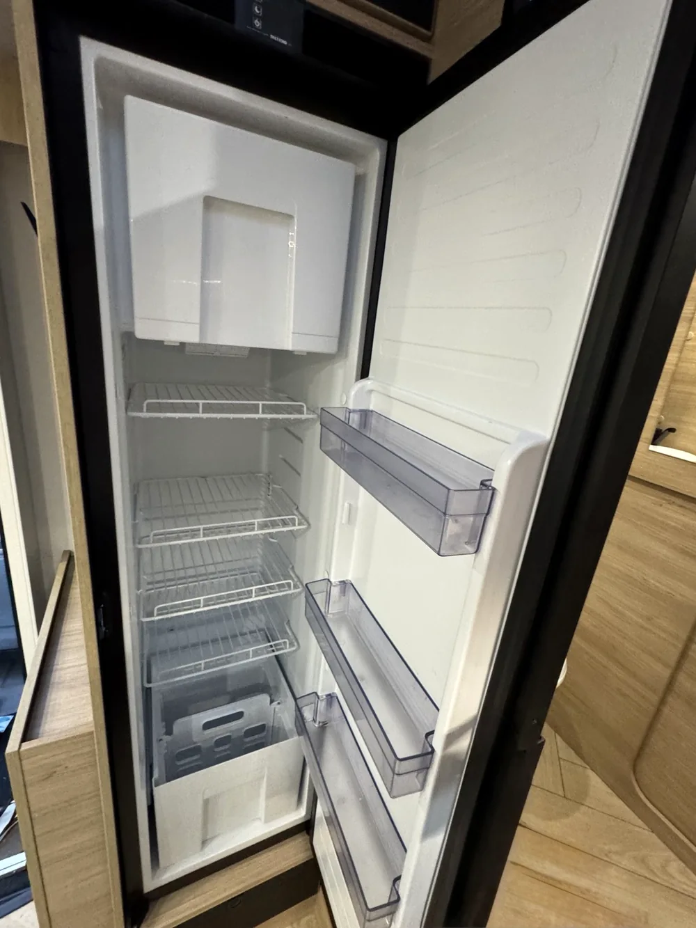 Großer Kühlschrank im Ford Chausson 640